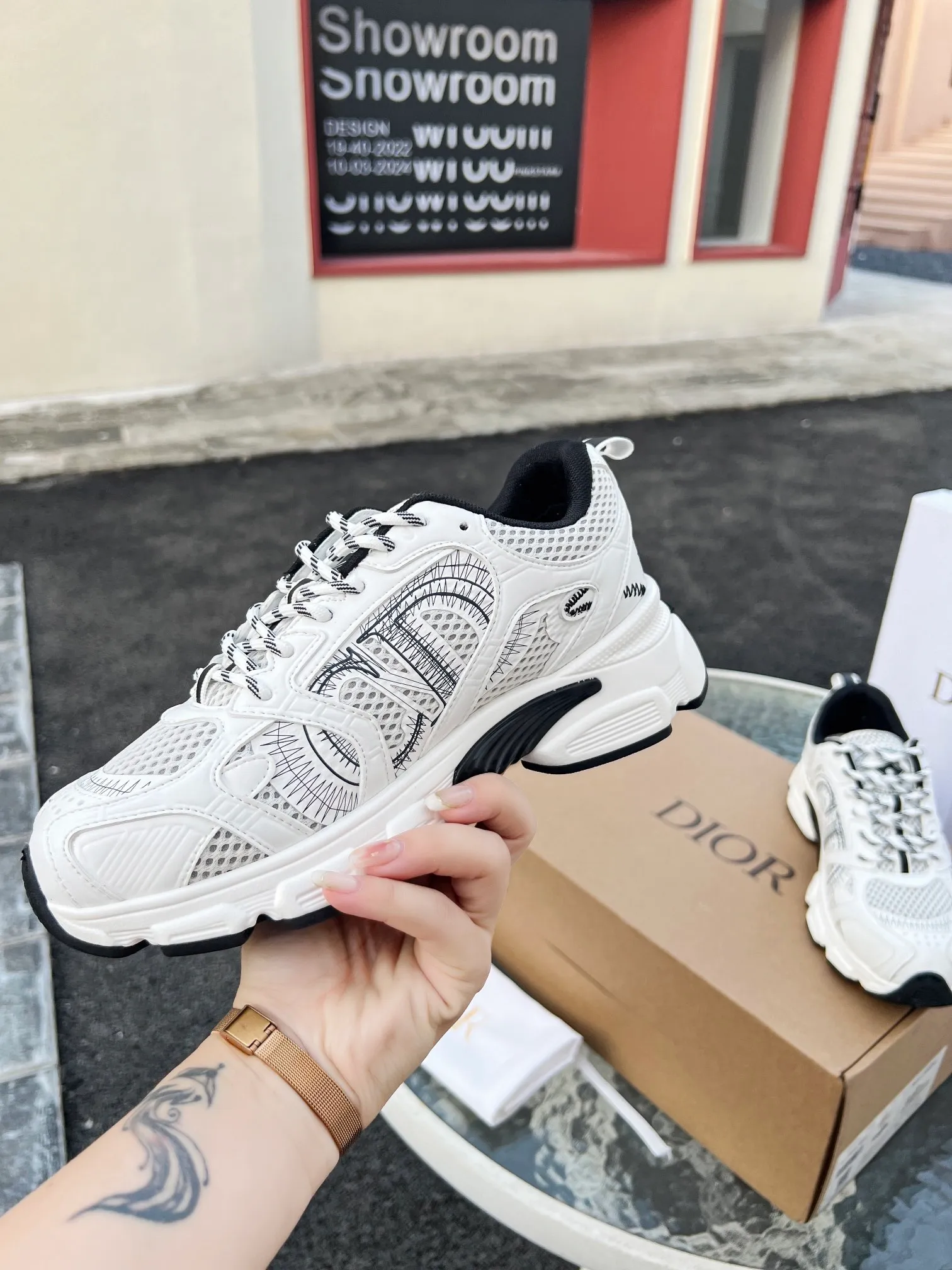 👟👟Ex-factory price 600👟👟 High version couple model🍸 Dior Dior | 2024 ˢˢDilraba, many stars have the same style. L’s 2024 spring and summer new products. The latest popular Chrono series, thick-soled mesh color-blocking running shoes, dad shoes, casual sports shoes series〰 Original purchase, development and production👍🏻This Dior Chrono sneaker is made of white and black mesh fabric with leather effect panels. The CD logo on both sides, the star patch on the tongue and the Dior logo on the heel, many details highlight the style. The two-tone laces, lightweight sole and star embellishment allow for a casual look all year round, complementing a variety of casual or elegant pieces. ♺Upper: Original imported first-layer cowhide + mesh ♺Inner lining: Original customized breathable lining ♺Outsole: Original molded EVA super light and super soft outsole ♺Heel height: 4.5cm ♺Size: Female 35-41 Male 39-45 (Female 40.41 Male 45 customized)